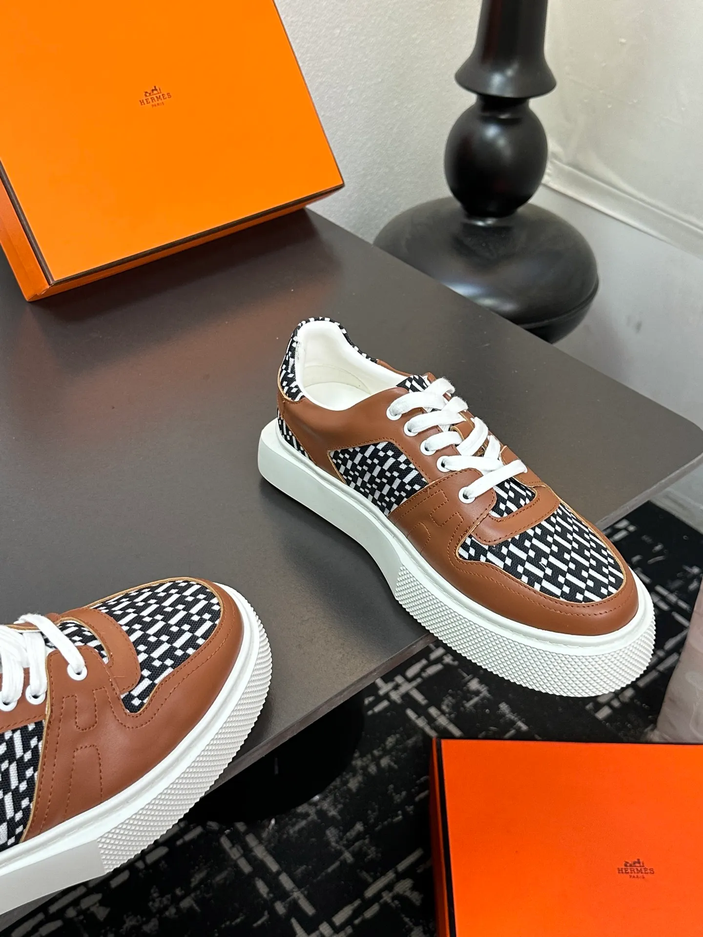 p700💰Men's shoes ❤️❤️Hermes top version# Hermès deep series couple's small white shoes casual skateboard shoes Stylish graphic design to create retro style Upper: cowhide material Lining: sheepskin lining Outsole: TPU outsole Size: 38-45